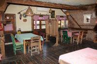 una habitación con mesas y sillas en una casa de juegos en Hotel Ulpiana, Ethno House, en Gracanica