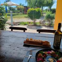 uma mesa com um prato de comida e uma garrafa de vinho em La Vigna Del Maestro em Bene Vagienna