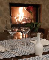 três copos de vinho sentados numa mesa com um vaso em La Vigna Del Maestro em Bene Vagienna