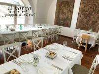 Un restaurante u otro lugar para comer en Il Borgo Suite e Restaurant