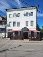 um grande edifício branco com uma loja numa rua em Trpeza Prenociste em Požarevac