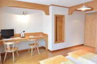 Televízia a/alebo spoločenská miestnosť v ubytovaní Hotel Garnì al Plan