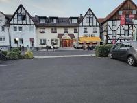 バート・ヘルスフェルトにあるHotel Jägerhofのホテルの前の駐車場