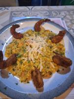 ein Teller mit Wurst und Käse in der Unterkunft Pousada Praia Bonita Em Milagres in São Miguel dos Milagres