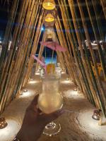 Eine Hand hält ein Glas Limonade auf einem Tisch. in der Unterkunft Pousada Praia Bonita Em Milagres in São Miguel dos Milagres