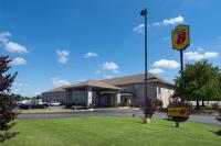 Un gran edificio con un cartel delante. en Super 8 by Wyndham Kokomo, en Kokomo