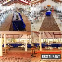 vier foto's van een feestzaal met tafels en stoelen bij Isla Vista Beach Resort in Candelaria