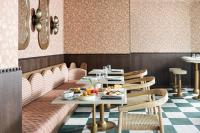 Un restaurante con una mesa con comida encima. en One Shot Puerta Ruzafa, en Valencia