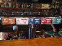 宁布尔克安妮什梅耶迪基旅馆的吧台上标有标志的酒吧