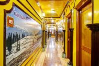 un pasillo de un tren con una pintura en la pared en Hotel O Residency Road Srinagar, en Srinagar