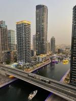 ドバイにあるLYO guest house Dubai marina BEDSPACEの川橋架橋の街