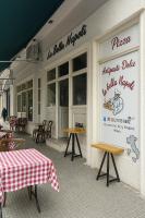 een restaurant met een tafel en tafels ervoor bij Emerald Design Near Syntagma New Year Fireworks in Athene