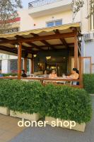 een groep mensen die in een restaurant zitten bij Emerald Design Near Syntagma New Year Fireworks in Athene