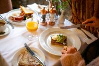 Hugh Townにあるスター キャッスル ホテルの食べ物の皿を持ってテーブルに座っている人