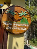 Un cartel en un poste que dice &quot;Sombreros sueños hacen Londres&quot;. en Flats Jordão, en Abraão