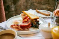 Hugh Townにあるスター キャッスル ホテルのテーブルの上に卵とトーストが載った食べ物の皿