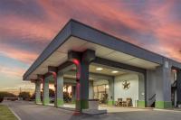 un edificio con un cielo nublado al fondo en SureStay by Best Western Victoria, en Victoria