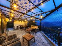 シムラーにあるSirhind Regency - Budget Friendly !! Travellers Delight !! Luxury Rooms !! Best Awardedのパティオ(ソファ、テーブル付)