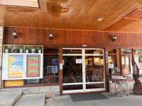 um restaurante com teto de madeira e portas de vidro em 雪霸休閒農場 Sheipa Leisure Farm em Wufeng