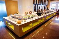 een buffet met kommen en borden met eten bij FuramaXclusive Pratunam Park Hotel in Bangkok