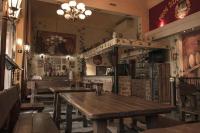 un restaurante con mesas de madera en una habitación en Hotel Victor, en Praga