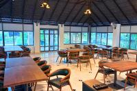 Khu vực ghế ngồi tại The REEF LOUNGE