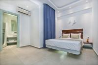 Un dormitorio con una cama grande y un baño. en Petini&#39;s Place, en Fira