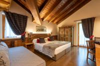 Un dormitorio con dos camas en una habitación con techos de madera. en L&#39;Abri des Amis, en Courmayeur