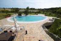 Bazén v ubytovaní AgriturismoB&B Loggia Degli Artisti alebo v jeho blízkosti