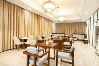 MchanganiにあるTreetop by Eight Continents, Zanzibarのダイニングルーム(テーブル、椅子、カーテン付)