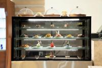 MchanganiにあるTreetop by Eight Continents, Zanzibarの様々なデザートが並ぶケース