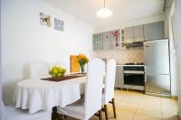 Kuchyň nebo kuchyňský kout v ubytování Floral Apartment