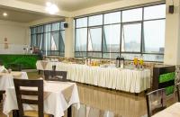 un comedor con mesas con manteles blancos en Hotel Costa Riviera, en Mala