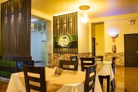 Un comedor con mesa y sillas en Hotel Costa Riviera, en Mala