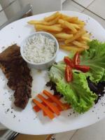 un piatto di cibo con carne, verdure e patatine fritte di Hotel Serra do Gandarela a Rio Acima