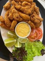 un piatto di cibo con bocconcini di pollo e un'insalata di Hotel Serra do Gandarela a Rio Acima