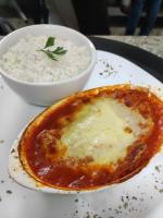 un piatto di cibo con una ciotola di riso di Hotel Serra do Gandarela a Rio Acima