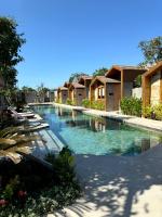 una gran piscina en un complejo con casas en Batatu Resort - Adults Only, en Kuta Lombok