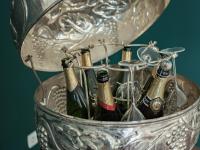 Un grupo de botellas de vino en un cubo de metal. en Logis Hôtel-Restaurant Domaine de Montecristo et Gîte l'Évasion Dantès, en Bourguignons