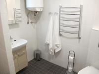 un baño con inodoro y lavabo en Orissaare Apartment, en Orissaare