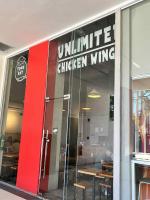 un ristorante con un cartello che recita "Ultimate Chicken Wing" di J&J Havenstay Ananda Square a Manila