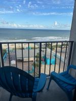 un balcón con 2 sillas y la playa en Oceanfront Myrtle Beach Resort efficiency, en Myrtle Beach