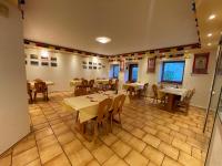 TV a/nebo společenská místnost v ubytování Zum Shambhala