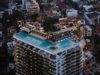Una vista aérea de un edificio con piscina. en Maxwell Collection Romantic Zone, en Puerto Vallarta