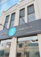 Un cartel de un hotel económico frente a un edificio. en Della Economy Hotel, en Paranaguá