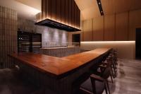 una cucina con un lungo bancone in legno e sedie di 山人 Oga a Oga