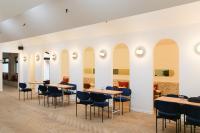 西安市にあるYiXi Designer Hotel - Xi'an Bell Tower & Ming City Wall & T'ang Dynasty Ever-Bright Cityのテーブルと椅子のあるダイニングルーム