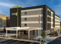 una imagen de un edificio de hotel con una bandera en Home2 Suites By Hilton West Lafayette, en West Lafayette