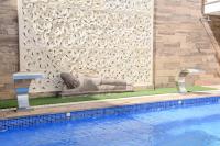 una estatua de un gato sentado junto a una piscina en Hotel Florencio Ibiza, en San Antonio