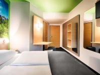 Habitación de hotel con 1 cama y 2 escritorios en B&amp;B Hotel Wetzlar, en Wetzlar